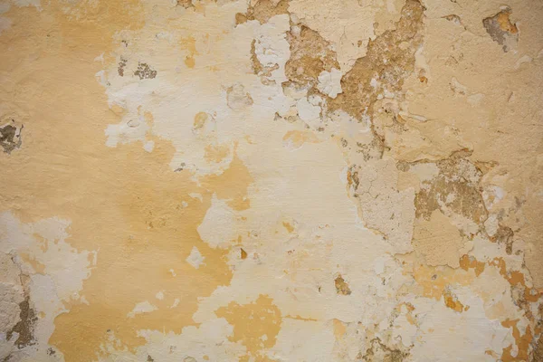 노란색 페인트 벽 배경, 부분적으로 퇴색을 풍 화 — 스톡 사진