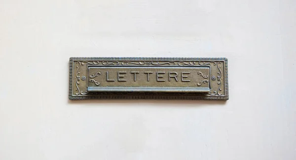 Vecchia cassetta postale su una porta bianca, lettere di testo — Foto Stock