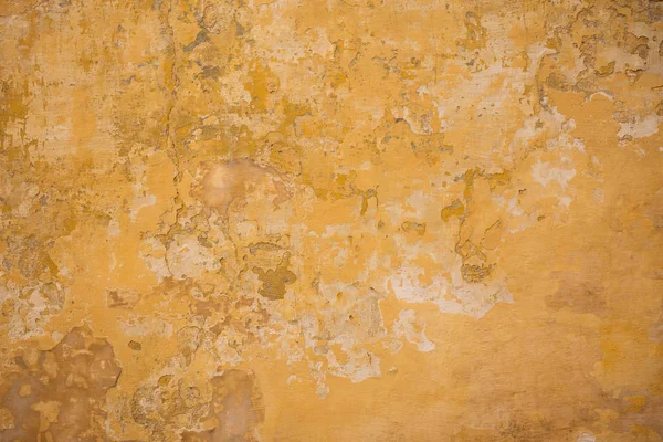Viharvert sárga festett fal háttér, részben elhalványult — Stock Fotó