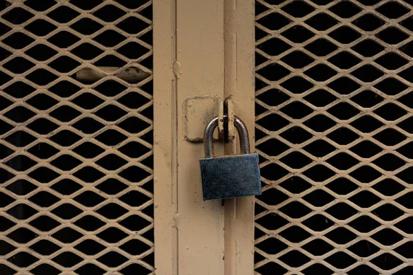 잠긴된 문입니다. 오래 된 금속 도어에 닫힌된 자물쇠 — 스톡 사진