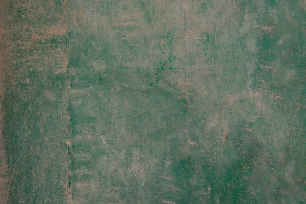 부분적으로 어두운 녹색 그려진된 벽 배경 풍 화 — 스톡 사진
