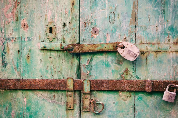 Zárt ajtó. A bajba jutott fából készült ajtó zárt régi rozsdás lakatok — Stock Fotó