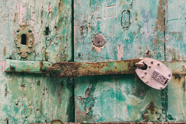 上锁的门。封闭的旧生锈的挂锁在一个苦恼的木门 — 图库照片