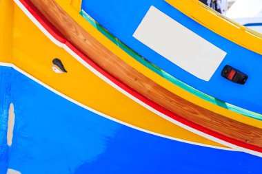 Marsaxlokk, Malta bağlantı noktasında geleneksel renkli tekne luzzu. Kopya alanı, closeup görünümü