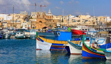 MARSAXLOKK Malta balıkçı köyü. Marsaxlokk bağlantı noktası, geleneksel renkli tekneler