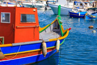 Marsaxlokk, Malta bağlantı noktasında geleneksel renkli tekne luzzu. Closeup görünümü