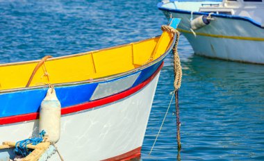 Marsaxlokk, Malta bağlantı noktasında geleneksel renkli tekne luzzu. Closeup görünümü