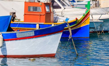 MARSAXLOKK Malta balıkçı köyü. Marsaxlokk bağlantı noktası, geleneksel renkli tekneler. Closeup görünümü