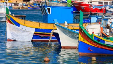 MARSAXLOKK Malta balıkçı köyü. Marsaxlokk bağlantı noktası, geleneksel renkli tekneler. Closeup görünümü