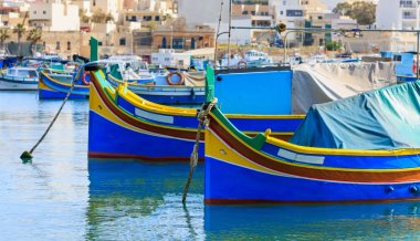 MARSAXLOKK Malta balıkçı köyü. Marsaxlokk bağlantı noktası, geleneksel renkli tekneler. Closeup görünümü