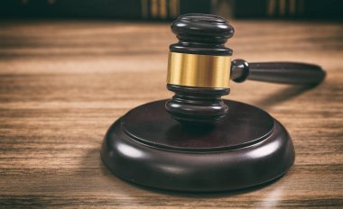 Ahşap ofis masasında hukuk ya da açık artırma tokmak. Closeup Önden Görünüm