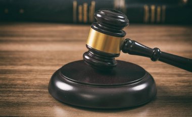 Ahşap ofis masasında hukuk ya da açık artırma tokmak. Closeup Önden Görünüm