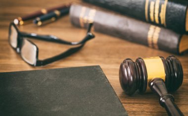 Hukuk ya da açık artırma tokmak ve bir kitap, ahşap ofis Resepsiyon arka plan. Portre görünümünde, metin için yer