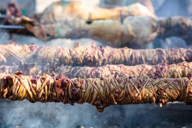 Kokorec ve lamba kömürleri ateşe tükürüyor. Yunan Paskalya, Monastiraki, Atina Yunanistan