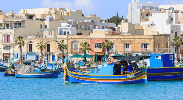 Marsaxlokk fiskeby i Malta. Traditionella färgglada båtar på den port i Marsaxlokk — Stockfoto