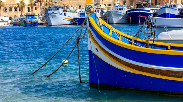 전통적인 화려한 보트 Marsaxlokk, 몰타의 포트에 luzzu. 근접 촬영 보기 — 스톡 사진