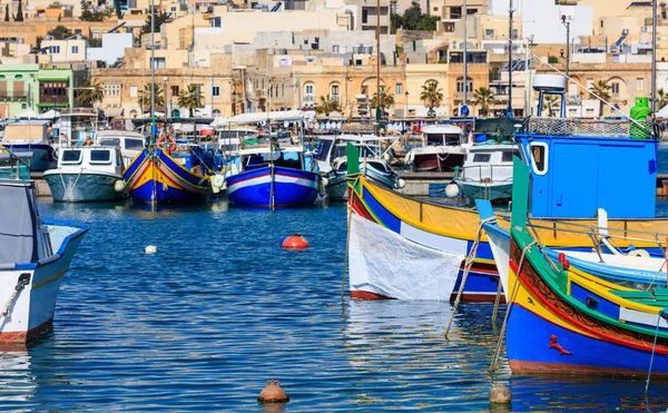 Marsaxlokk fiskeby i Malta. Traditionella färgglada båtar på den port i Marsaxlokk — Stockfoto