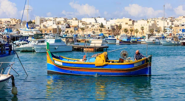 Marsaxlokk, 몰타입니다. 포트 Marsaxlokk에 전통적인 화려한 보트에서 어 부 — 스톡 사진