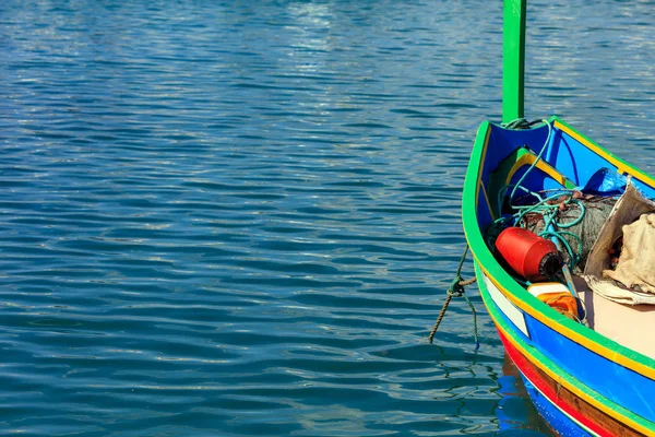 Традиционная разноцветная лодка в порту Марсаксока на Мальте. Копирование пространства, вид крупным планом — стоковое фото