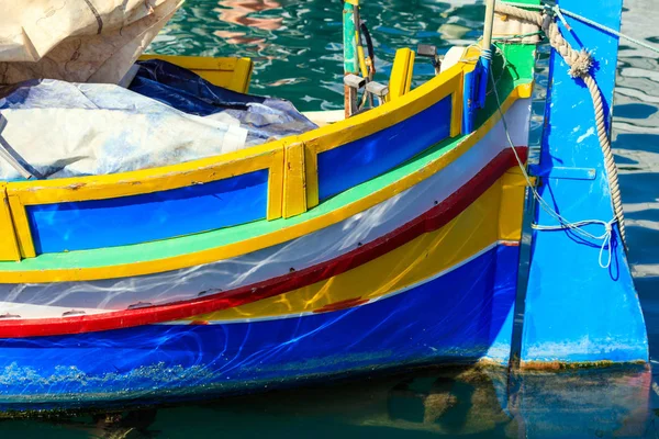 传统五颜六色的小船 luzzu 在 Marsaxlokk, 马耳他的口岸。特写视图 — 图库照片