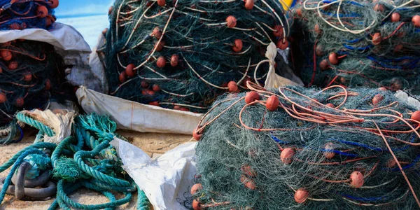 Empilement de filets de pêche au port de Marsaxlokk, Malte — Photo