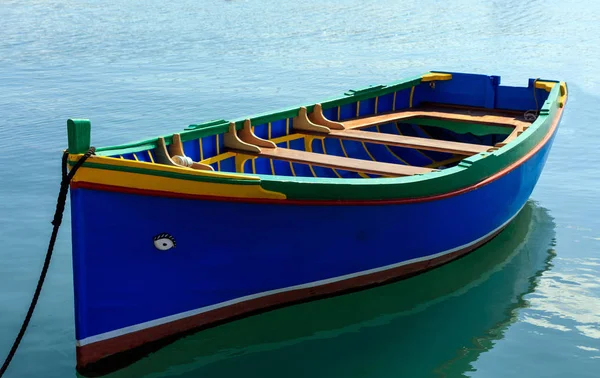 传统五颜六色的小船 luzzu 在 Marsaxlokk, 马耳他的口岸。特写视图 — 图库照片