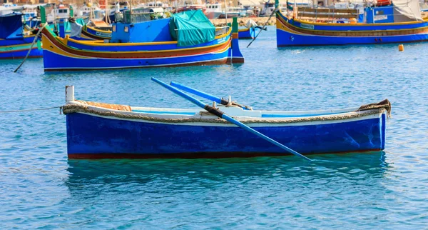 Marsaxlokk bağlantı noktası, Malta, küçük balıkçı teknesi. Closeup görünümü