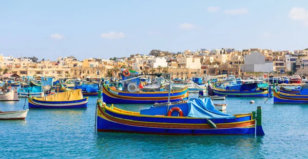 Деревня рыбаков Марсашлока на Мальте. Традиционные разноцветные лодки в порту Марсак — стоковое фото