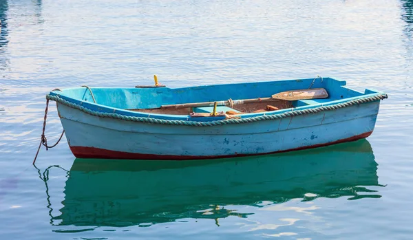 马耳他 Marsaxlokk 港的一艘小型渔船。特写视图 — 图库照片
