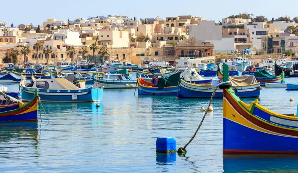 몰타에서 Marsaxlokk 어 부 마입니다. 전통적인 화려한 보트 Marsaxlokk 포트에 — 스톡 사진