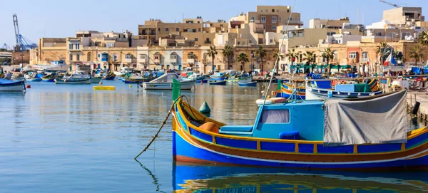 몰타에서 Marsaxlokk 어 부 마입니다. 전통적인 화려한 보트 Marsaxlokk 포트에 — 스톡 사진