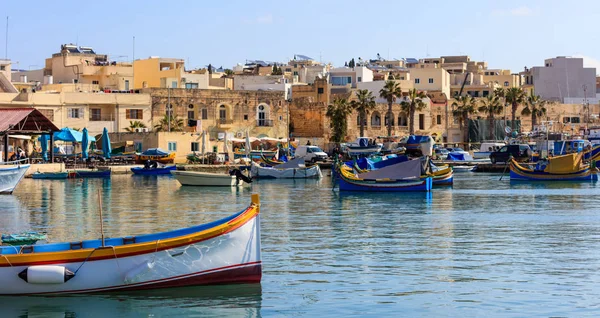 Деревня рыбаков Марсашлока на Мальте. Традиционные разноцветные лодки в порту Марсак — стоковое фото