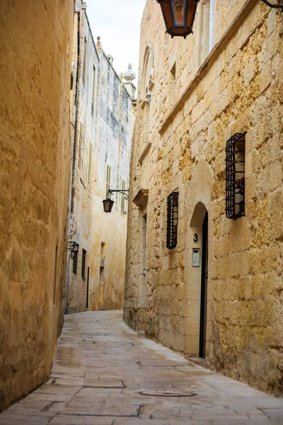 Мальта, Мдина. Старый средневековый город узкие улочки, дома фасады песчаника — стоковое фото