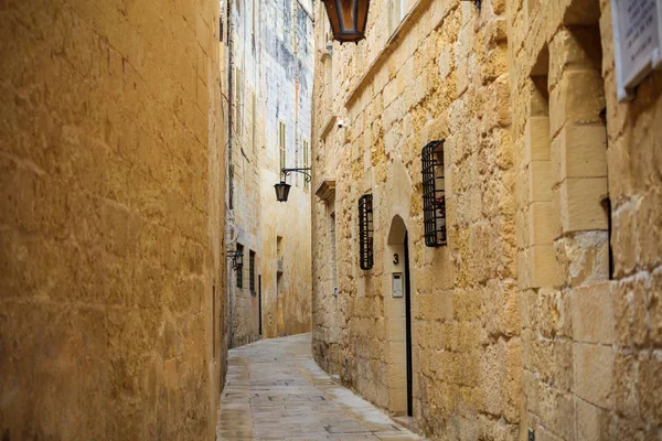 Malta, Mdina. Vecchia città medievale stradine, case facciate in pietra arenaria — Foto Stock