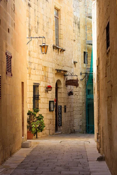 イムディーナ、マルタ。狭い通りや砂岩のファサードを持つ古い中世都市のレストラン — ストック写真