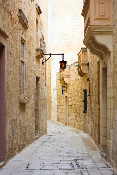 Μάλτας, την Μντίνα. Παλιά μεσαιωνική πόλη στενά δρομάκια, σπίτια ψαμμίτη προσόψεις — Φωτογραφία Αρχείου