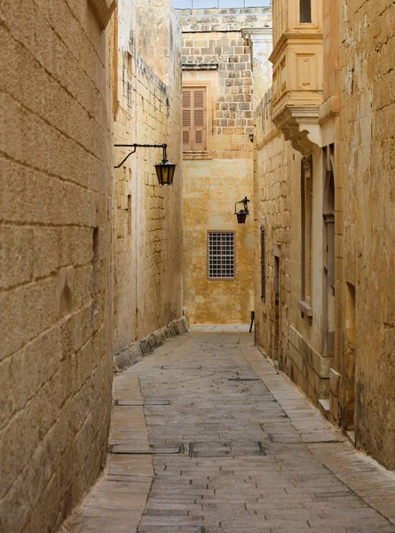 Malta, Mdina. Vecchia città medievale stradine, case facciate in pietra arenaria — Foto Stock