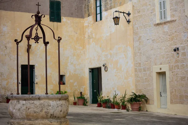 Malta, Mdina, Piazza Mesquita en la antigua ciudad medieval con fachadas de piedra arenisca — Foto de Stock