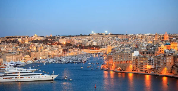 Valletta, Malta. Utsikt över Grand harbor från Upper Barrakka Gardens på kvällen — Stockfoto