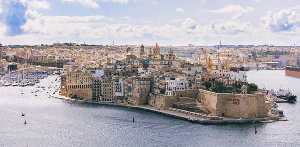 Valletta, Malta. Pohled na Grand harbor z Upper Barrakka Gardens — Stock fotografie