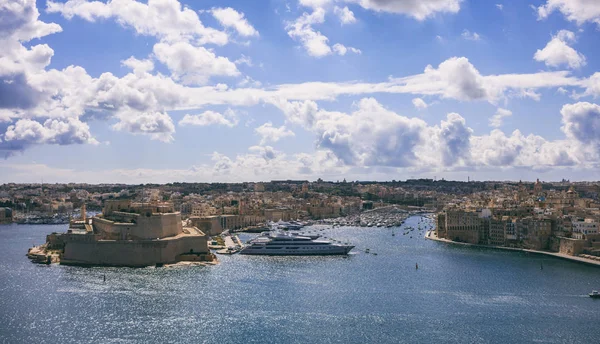 Valletta, Malta. Pohled na Grand harbor z Upper Barrakka Gardens — Stock fotografie