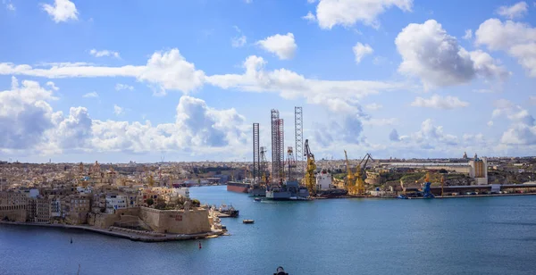 Валлетта, Мальта. Вид на Большую гавань с Upper Barrakka Gardens — стоковое фото