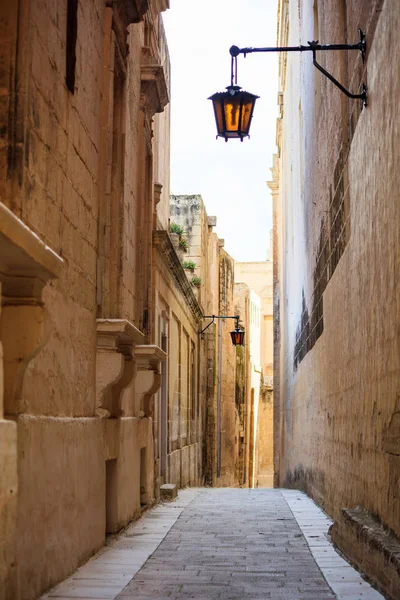 Malta, Mdina. Vecchia città medievale stradine, case facciate in pietra arenaria — Foto Stock