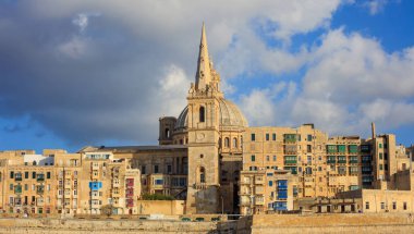 Valletta, Malta, Skyline Carmelite kilise ve kule St Paul's kubbe ile öğleden sonra