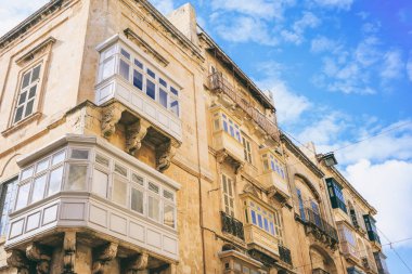 Malta Valletta, Bina cephe mavi gökyüzü arka plan, perspektif görünüm ile kapalı Balkonlu