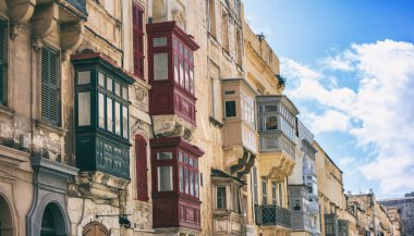 Malta Valletta, Bina cephe mavi gökyüzü arka plan, perspektif görünüm ile kapalı Balkonlu