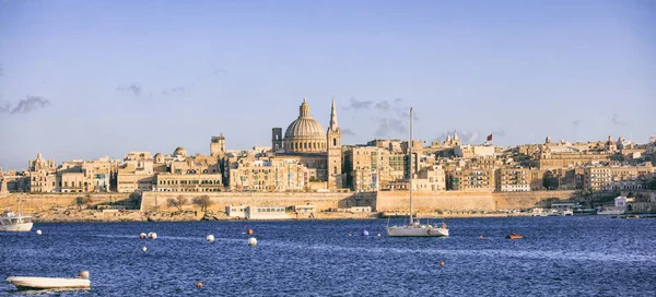 Valletta, Malta, Panorama s kupolí karmelitánský kostel a věž svatého Pavla — Stock fotografie