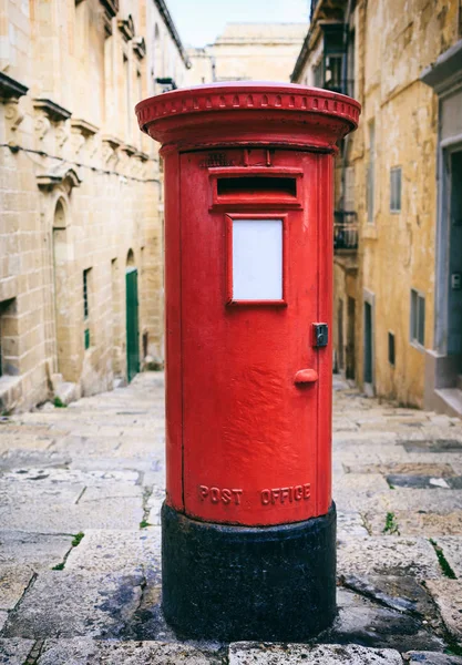 Piros brit vintage postbox, Valletta, Málta — Stock Fotó