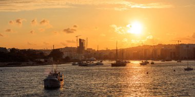 Malta Valletta. Modern alan Sliema gün batımında