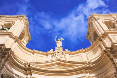 Valletta, Malta, St Johns Katedrali görünümü altında mavi gökyüzü arka plan üzerinde